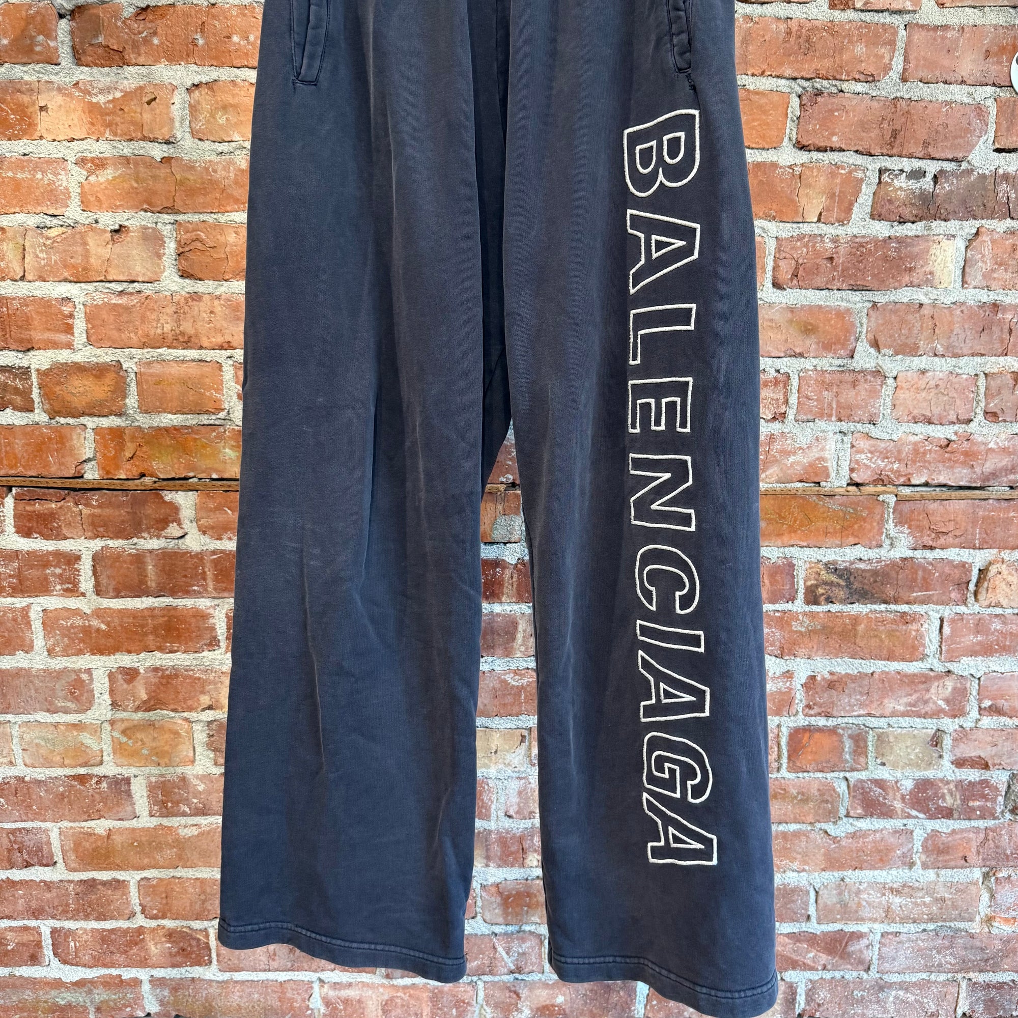 BALENCIAGA FW22 OUTLINE LOGO SWEATPANTS ‘VINTAGE BLACK’