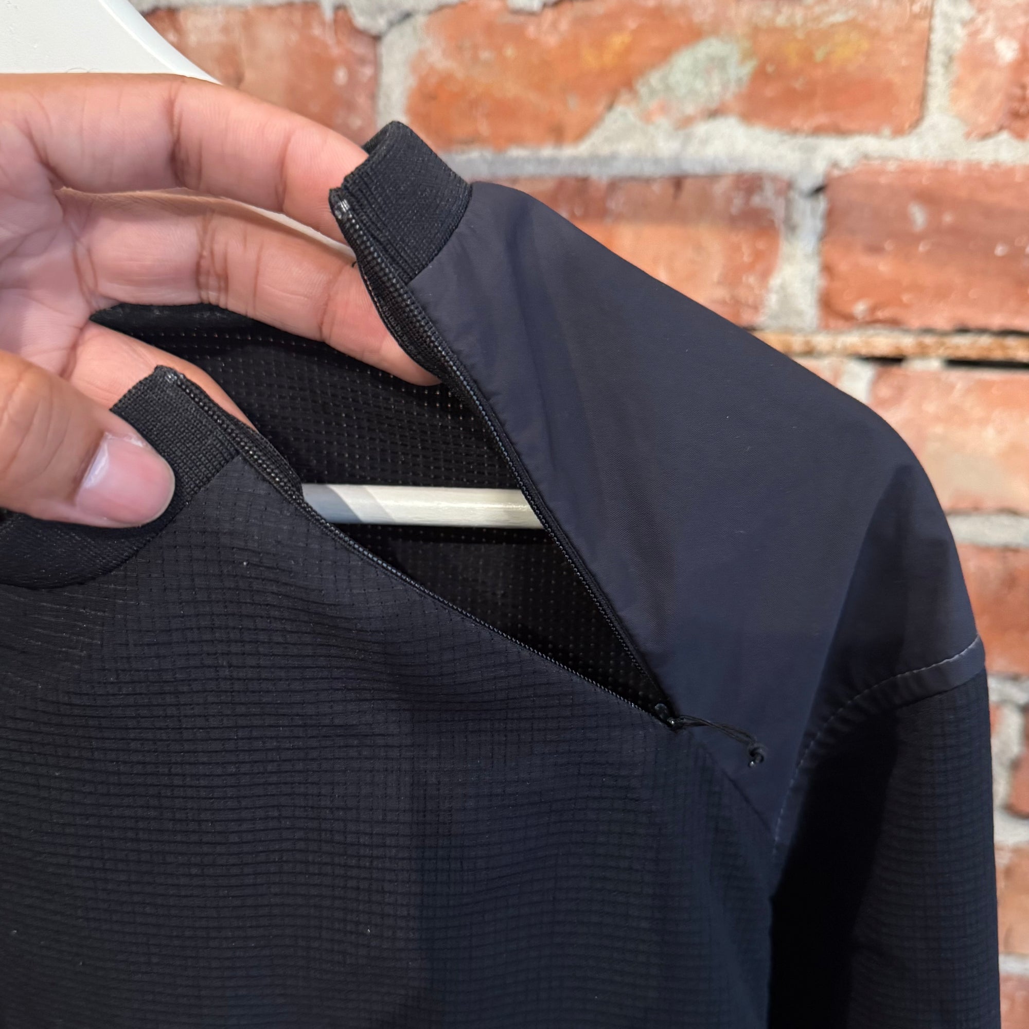 AND WANDER LIGHT POLYESTER PULLOVER ‘BLACK’