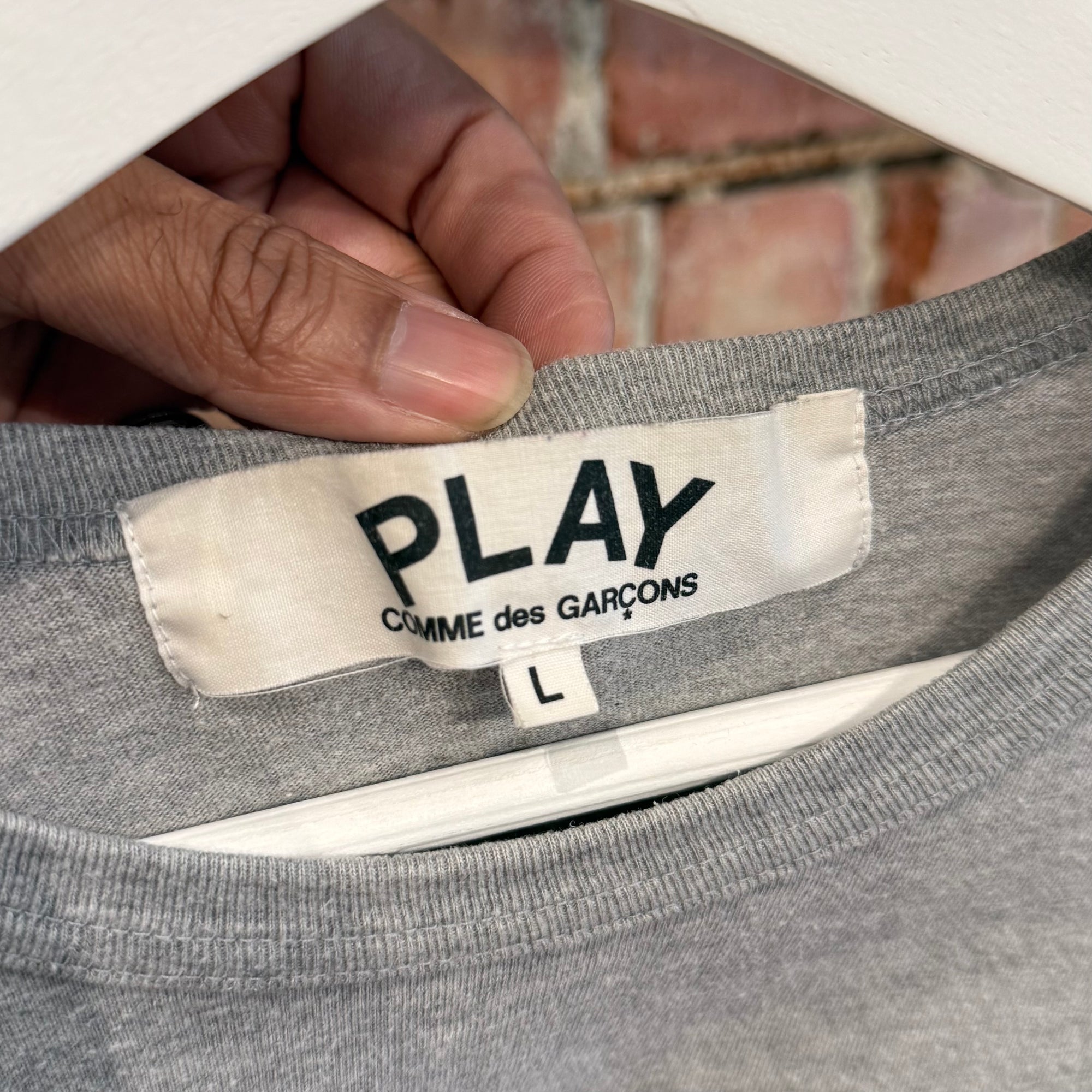 COMME DES GARÇON PLAY SCRIPT LOGO TEE ‘GREY’