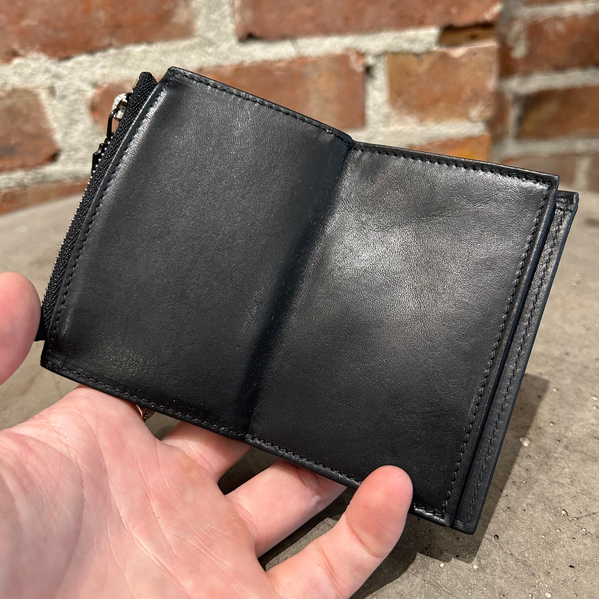 MAISON MARGIELA FOUR STITCH BIFOLD ZIP WALLET ‘BLACK’