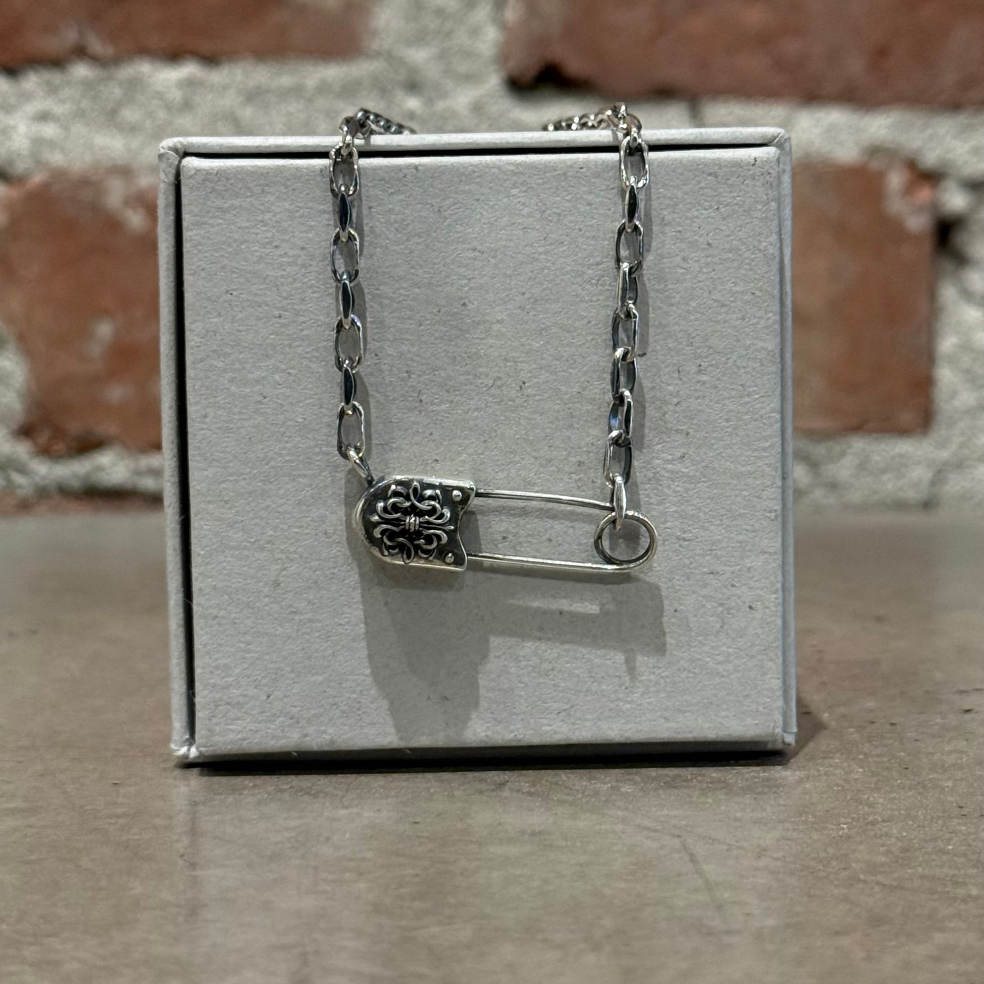 DEAL DESIGN SAFETY PIN NECKLACE ‘SILVER’