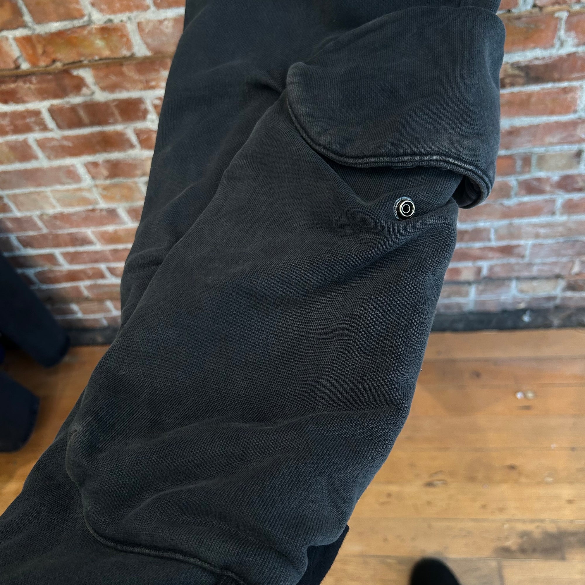 ENTIRE STUDIOS NINJA UTILITY CARGO SWEATS ‘COAL’