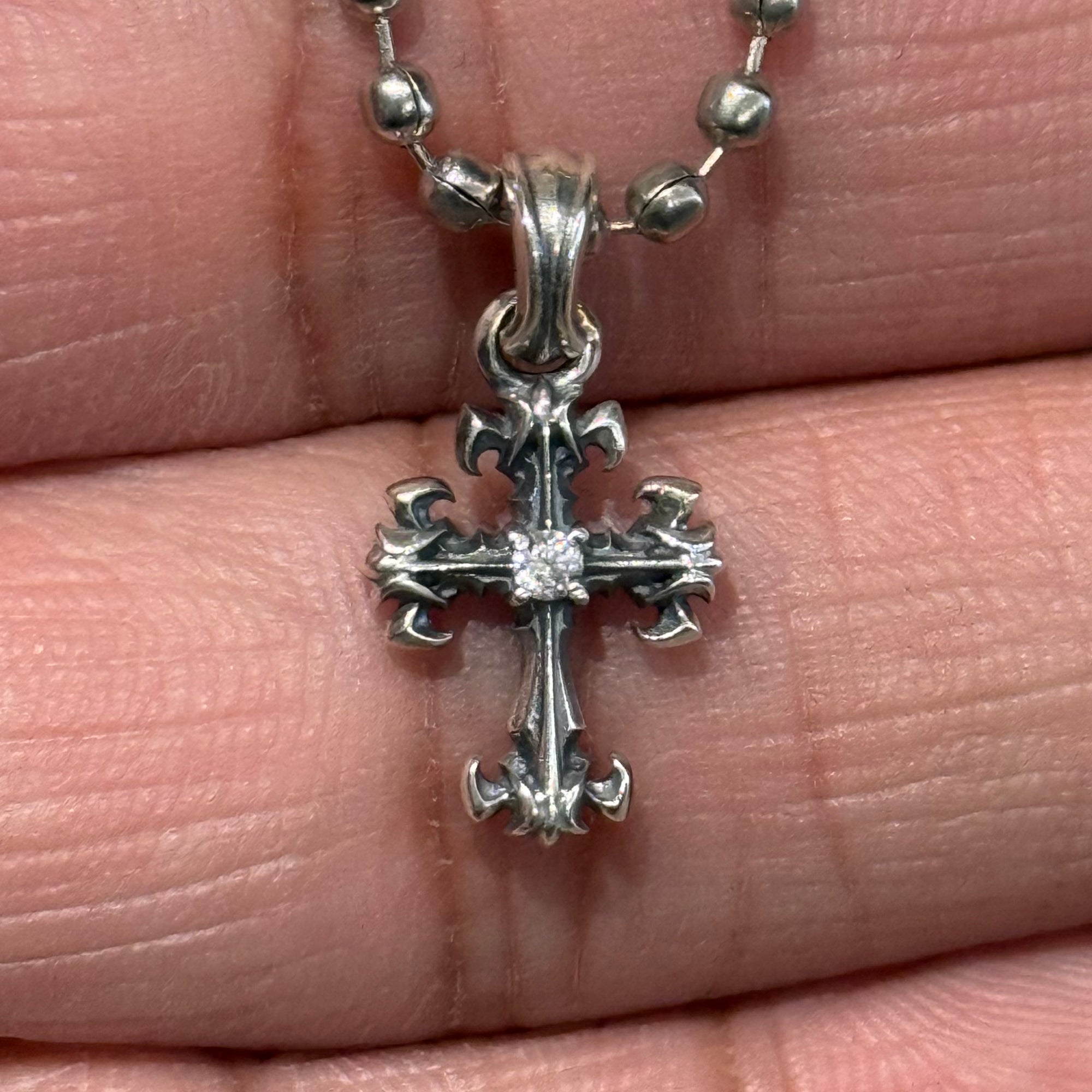 DEAL DESIGN GL CROSS XXS DIA NECKLACE ‘SILVER’