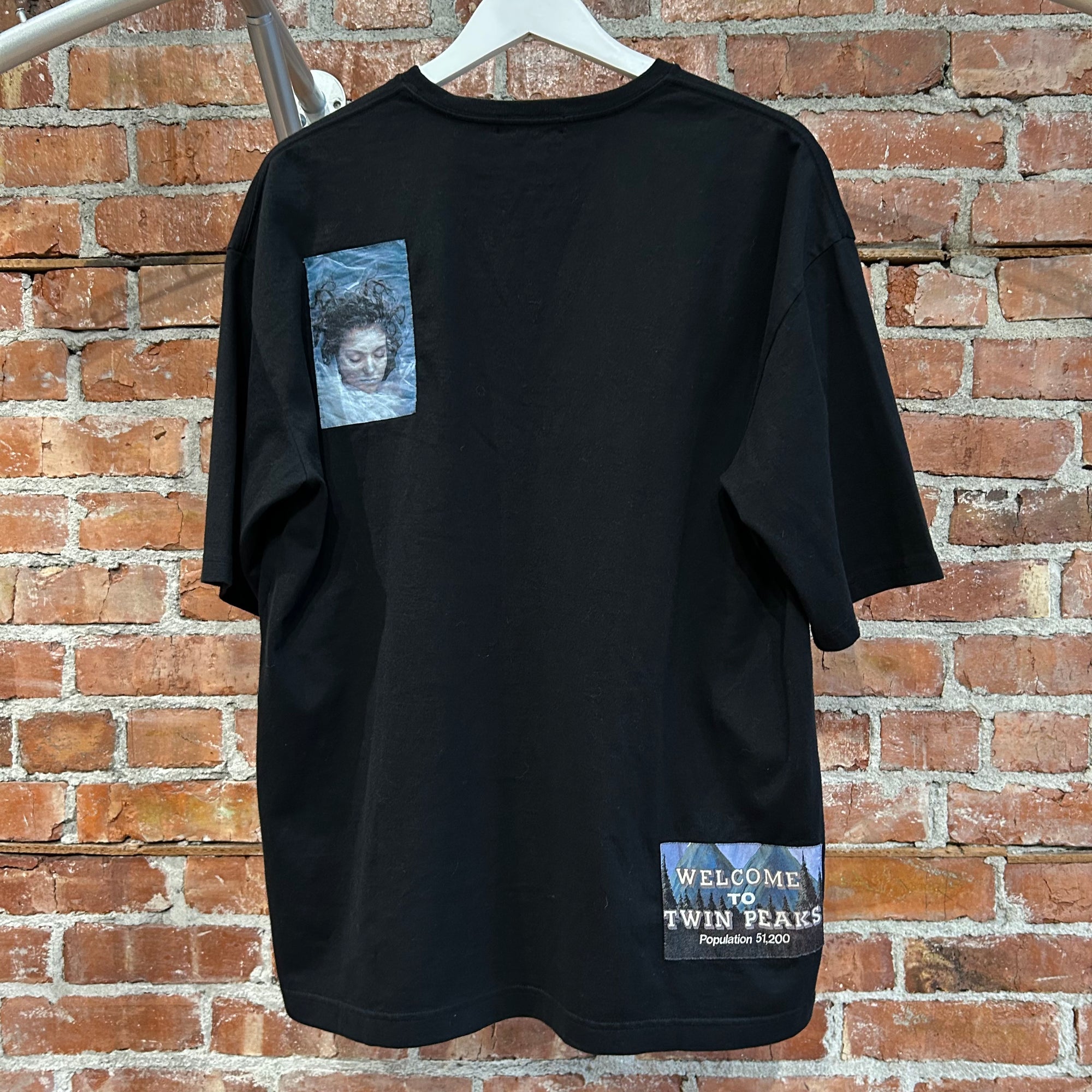 UNDERCOVER AW24 TWIN PEAKS PHOTO PATCH TEE ‘BLACK’