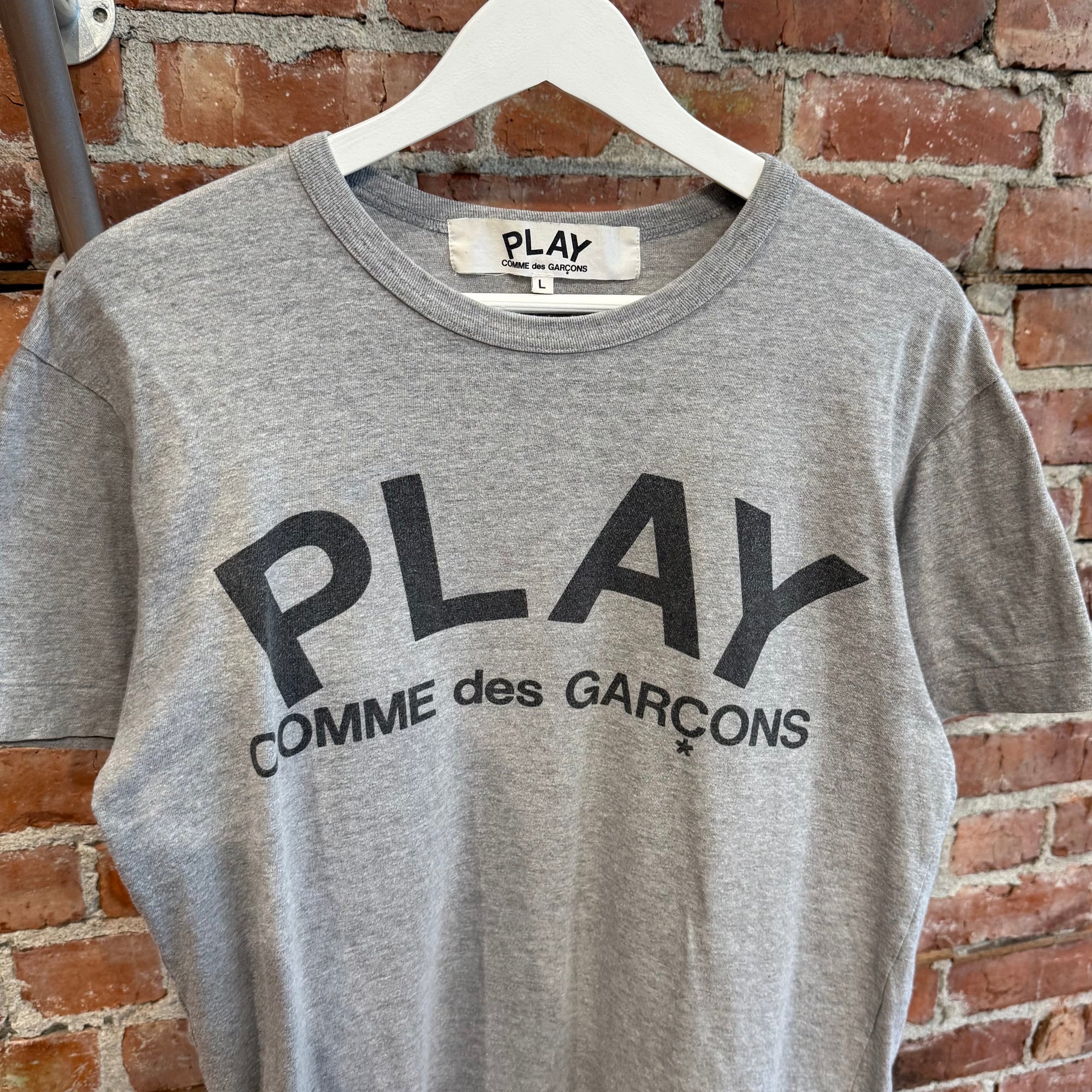 COMME DES GARÇON PLAY SCRIPT LOGO TEE ‘GREY’