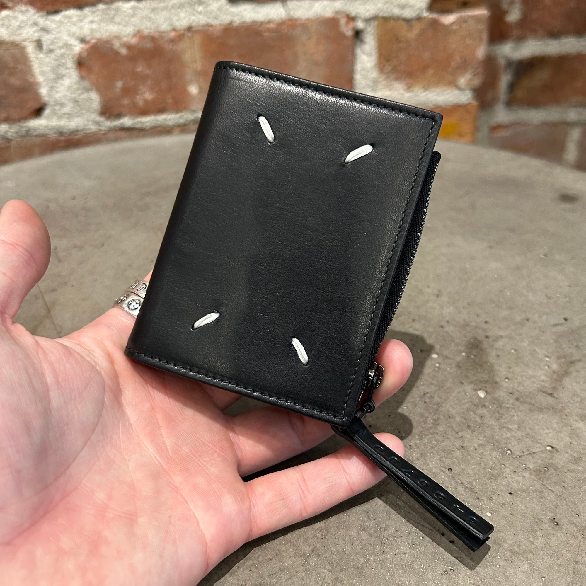 MAISON MARGIELA FOUR STITCH BIFOLD ZIP WALLET ‘BLACK’