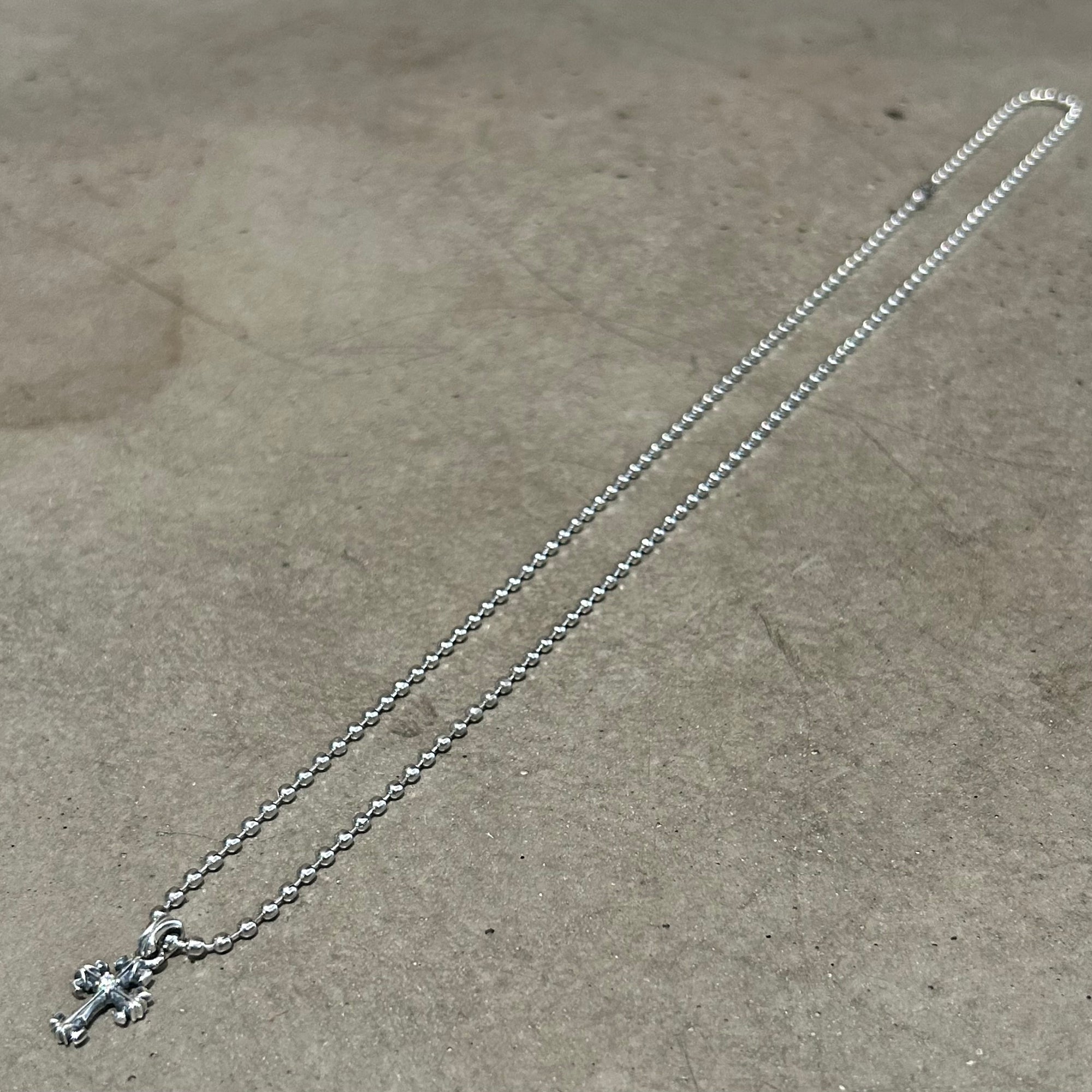 DEAL DESIGN GL CROSS XXS DIA NECKLACE ‘SILVER’