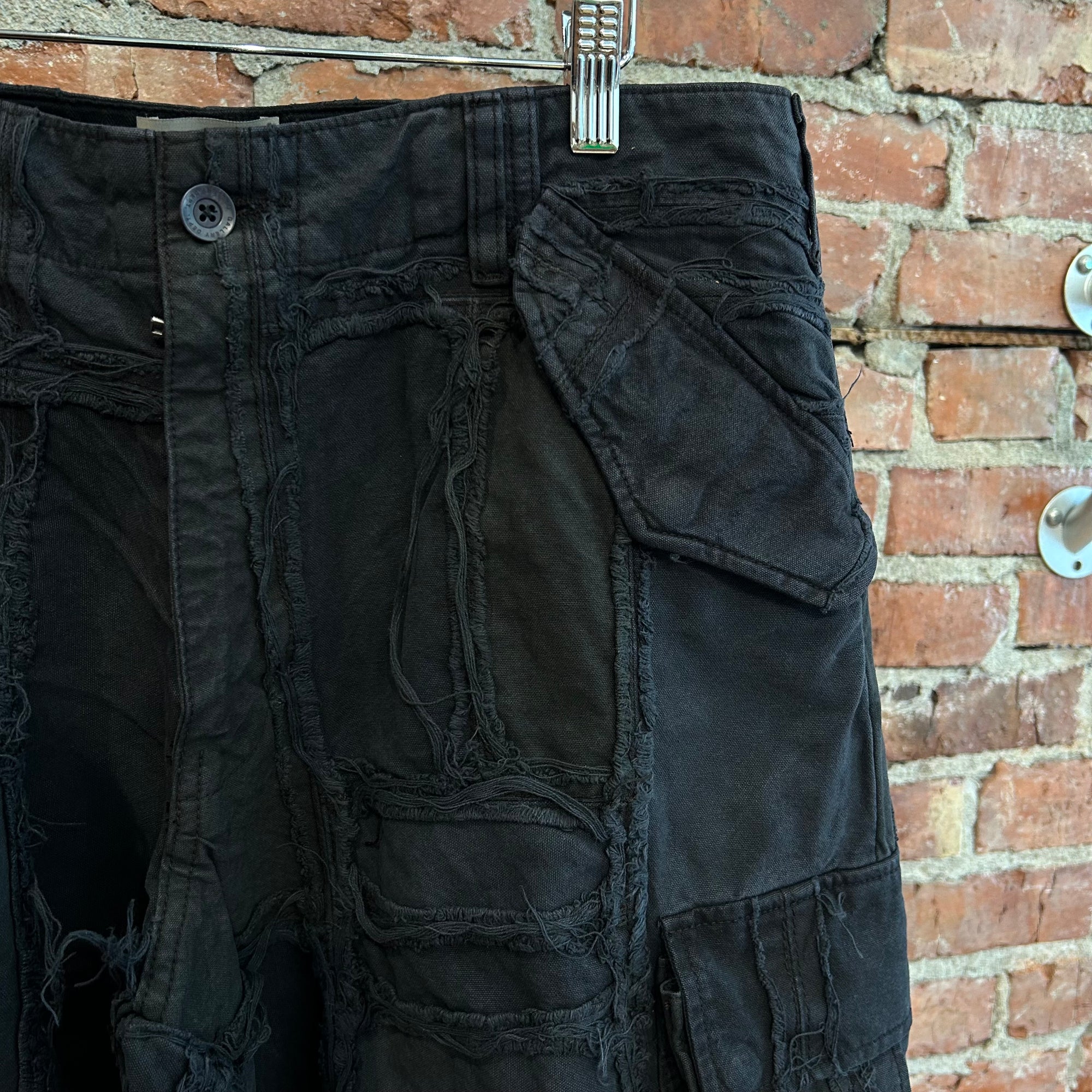 GALLERY DEPT. DISTRESSED PROGRAMMER CARGO PANTS ‘BLACK’