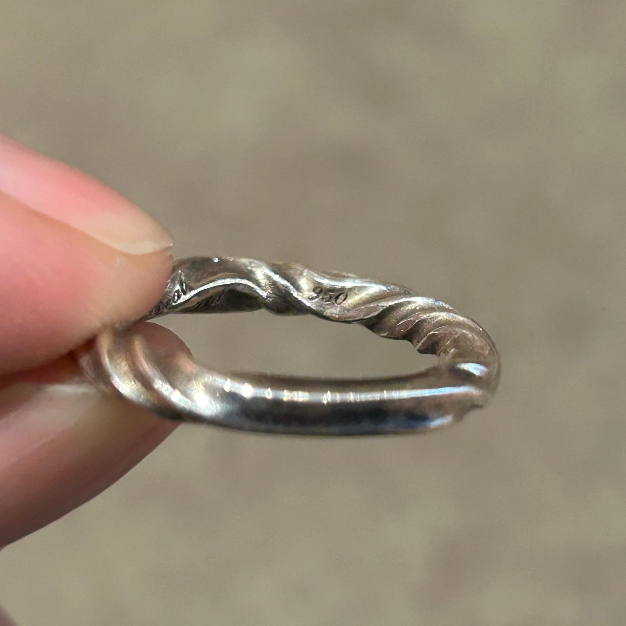 DEAL DESIGN REVERSE TWIST SCROLL RING 'SILVER'