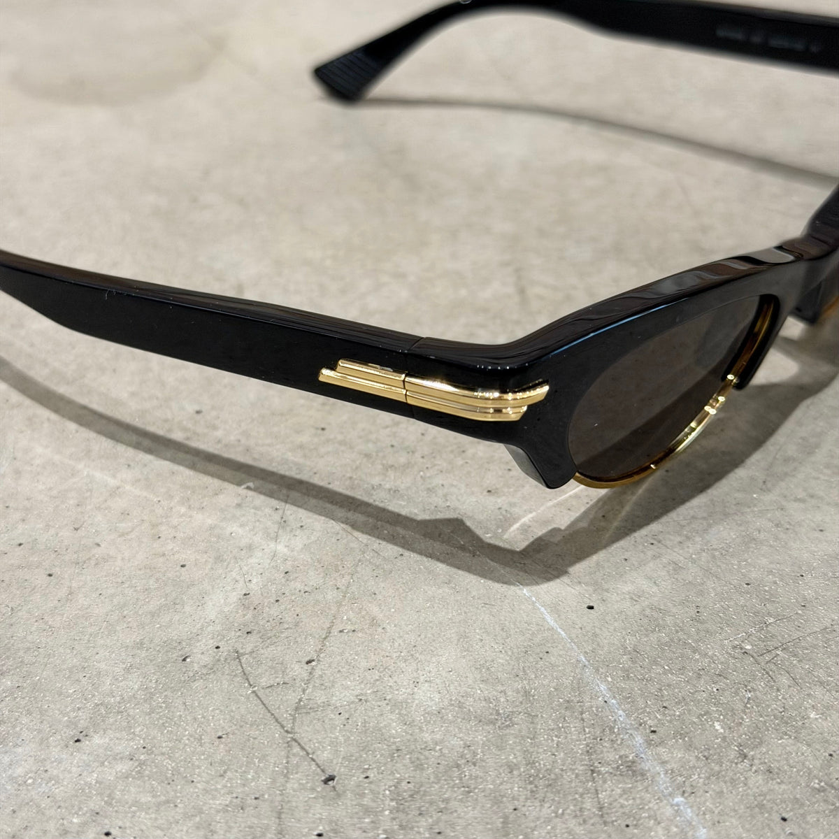 BOTTEGA VENETA BV1431S CAT-EYE SUNGLASSES ‘BLACK’
